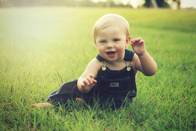 dítě v trávě