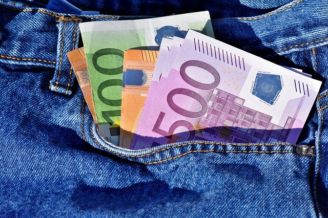 bankovky v džínách