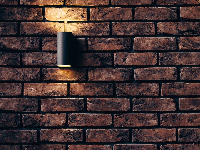 cihlová zeď, lampa