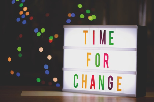 barevný nápis „time for change“, změna